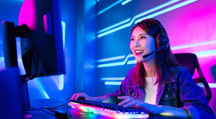 Girl playing online games without latency issues